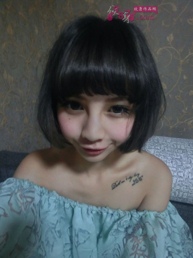 甜美小美女锁骨时尚英文纹身图片