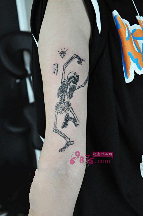 疯狂跳舞的骷髅人创意纹身图片