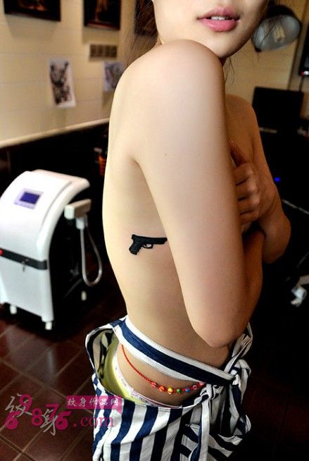 性感小蛮腰手枪个性纹身图片