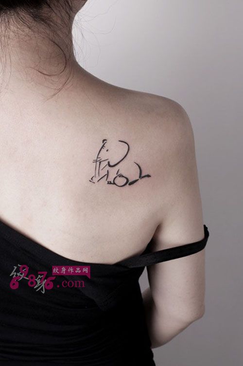 线条小象创意肩部纹身图片