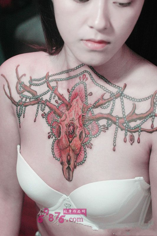 美女霸气骷髅羊头胸前纹身图片