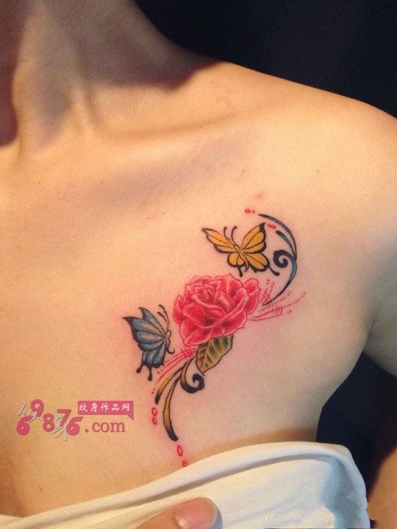 个性女性胸部血玫瑰蝴蝶纹身图案图片