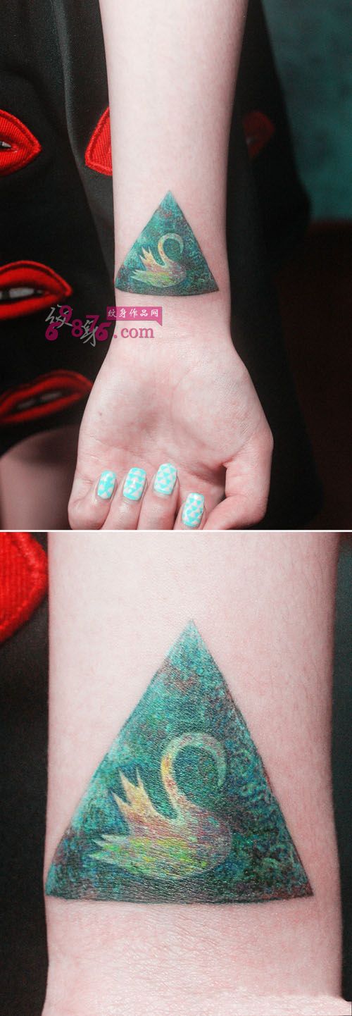 个性三角形天鹅手腕纹身图片