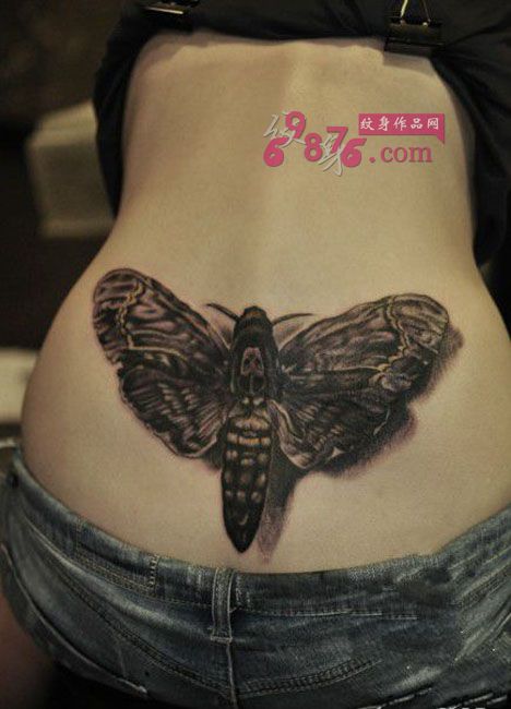 另类飞蛾女生后腰纹身图片