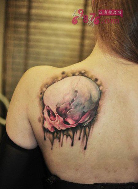 梦幻炫彩粉色骷髅肩部纹身图片