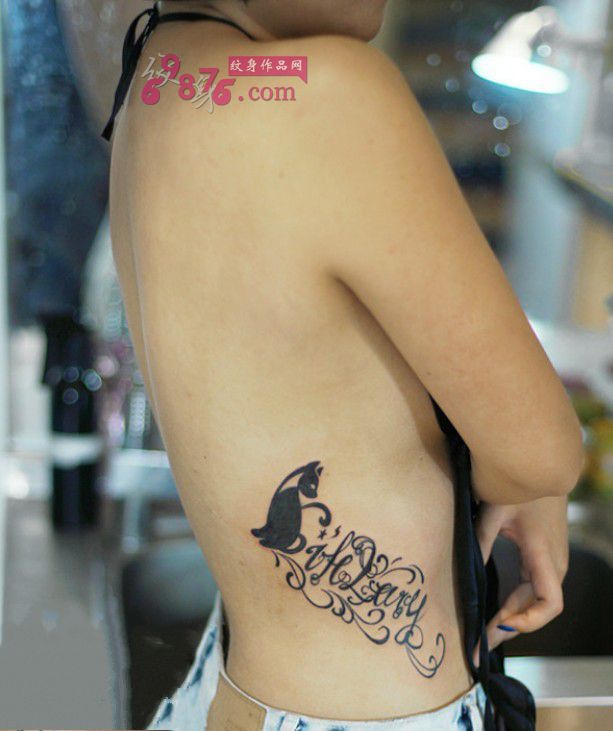 猫咪与花体英文腰部纹身图片