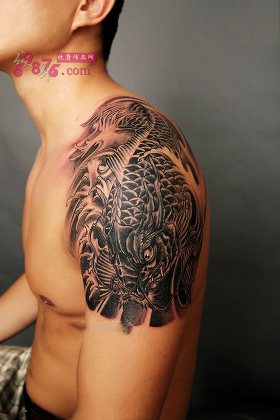 男人传统鲤鱼霸气手臂纹身图片