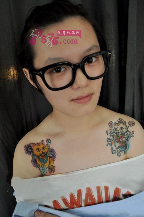 可爱美女锁骨招财猫纹身图片