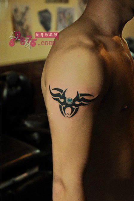 男生图腾臂环手臂纹身图片