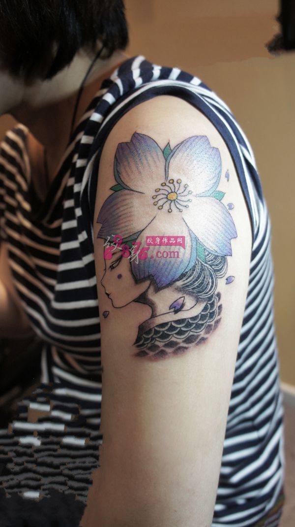 粉色樱花艺妓手臂纹身图片
