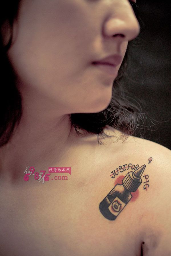 美女锁骨刺青药水纹身图片