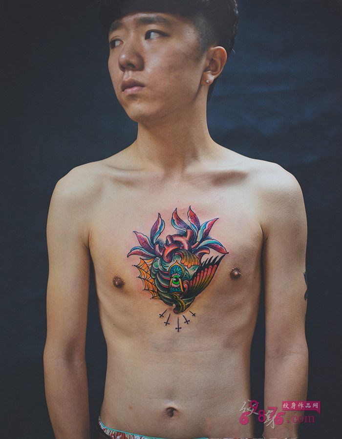 男人胸口心脏眼创意纹身图片