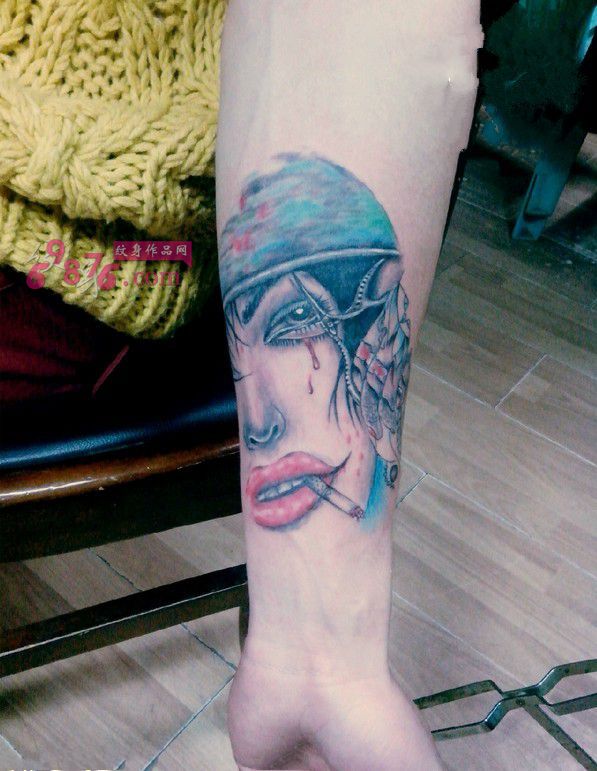 复古抽烟美女另类纹身图片
