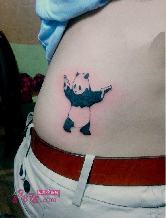 抢手熊猫腰部纹身图片