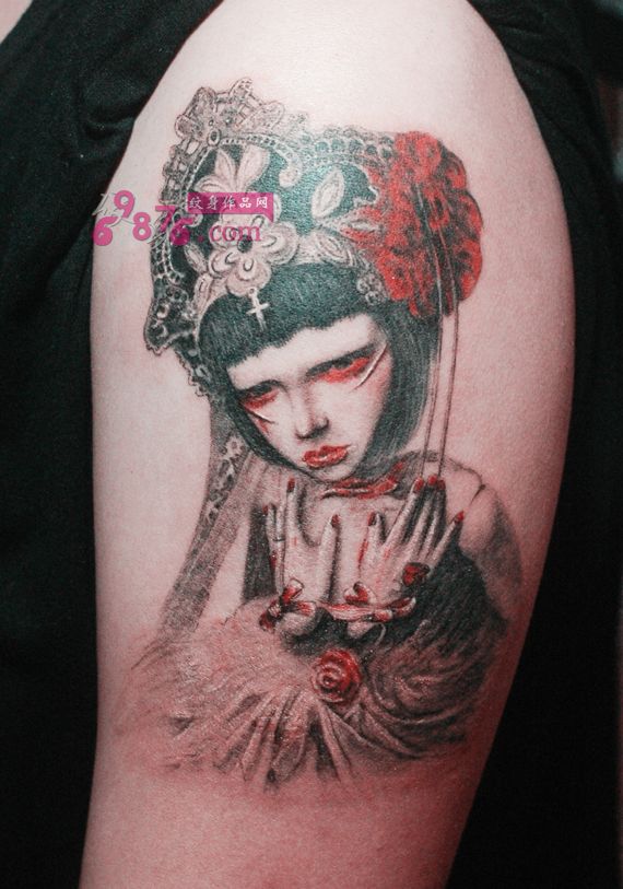 复古卡通红唇美女手臂纹身图片
