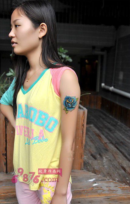 小美女手臂蓝玫瑰纹身图片