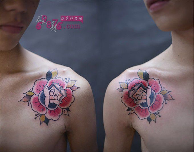 小清新婴儿花肩部纹身图片