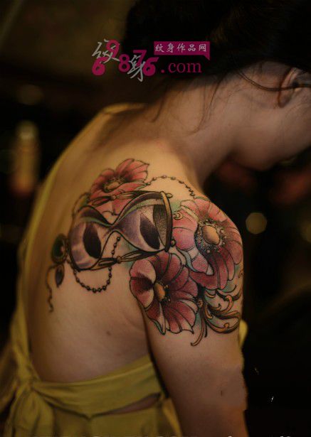 欧美沙漏鲜花肩部纹身图片