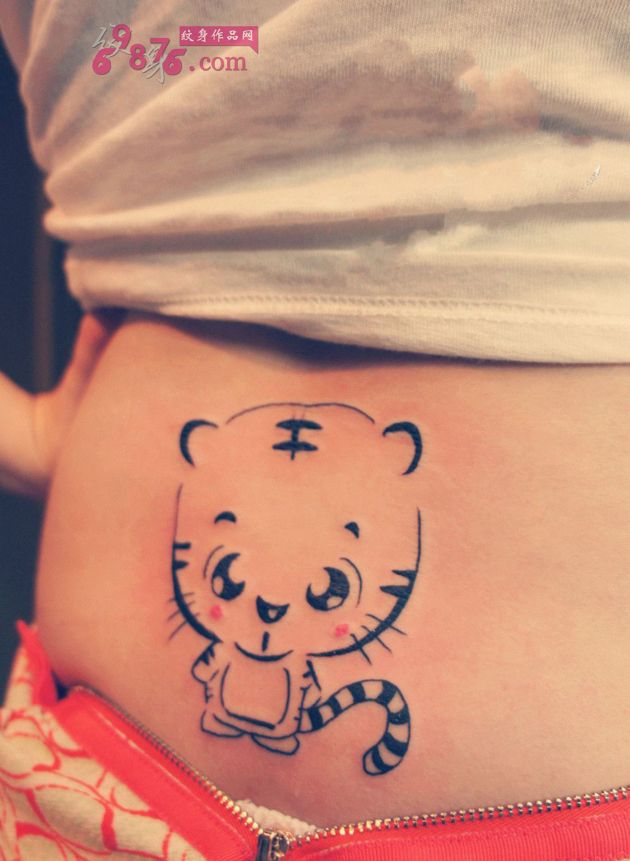 可爱小萌虎腰部纹身图片