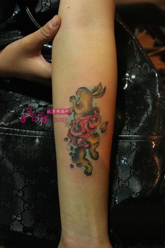 可爱兔子小手臂纹身图片