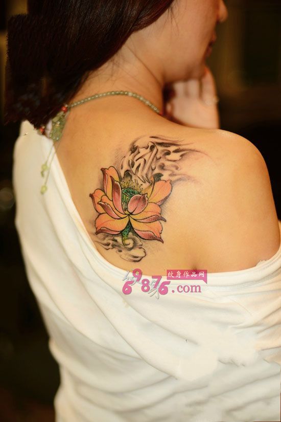 信仰莲花美女肩部纹身图片