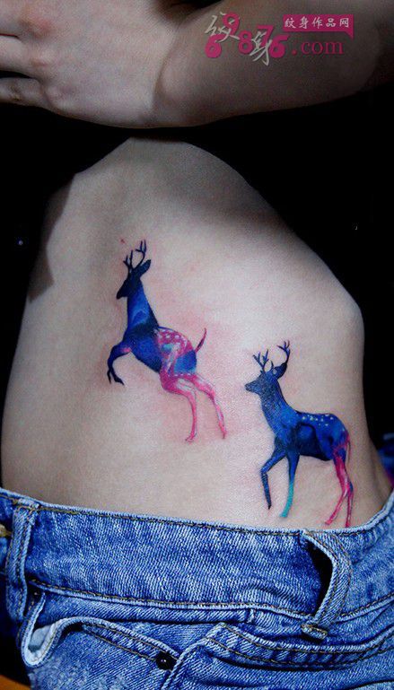 星空麋鹿腰部纹身图片