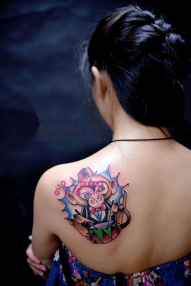 复古猴子打鼓创意香肩纹身图片