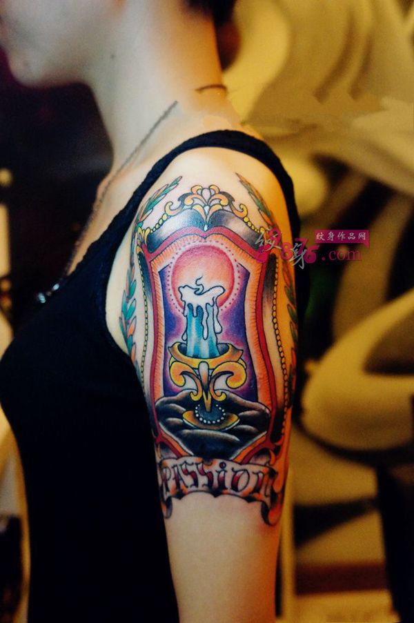 复古蜡烛灯花臂纹身图片