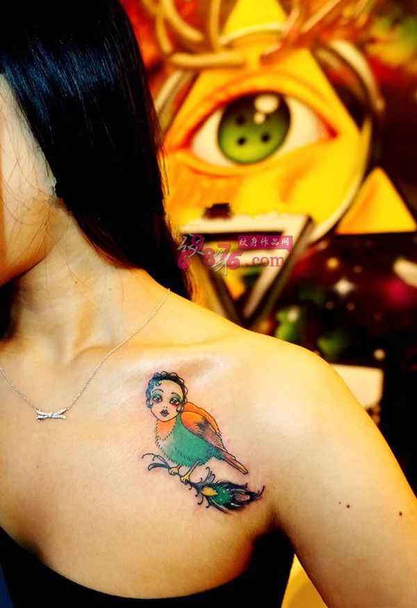 个性锁骨小鸟姑娘纹身图片