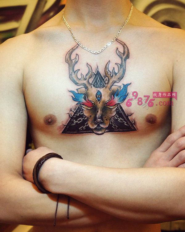 男人胸部三角麋鹿纹身图片