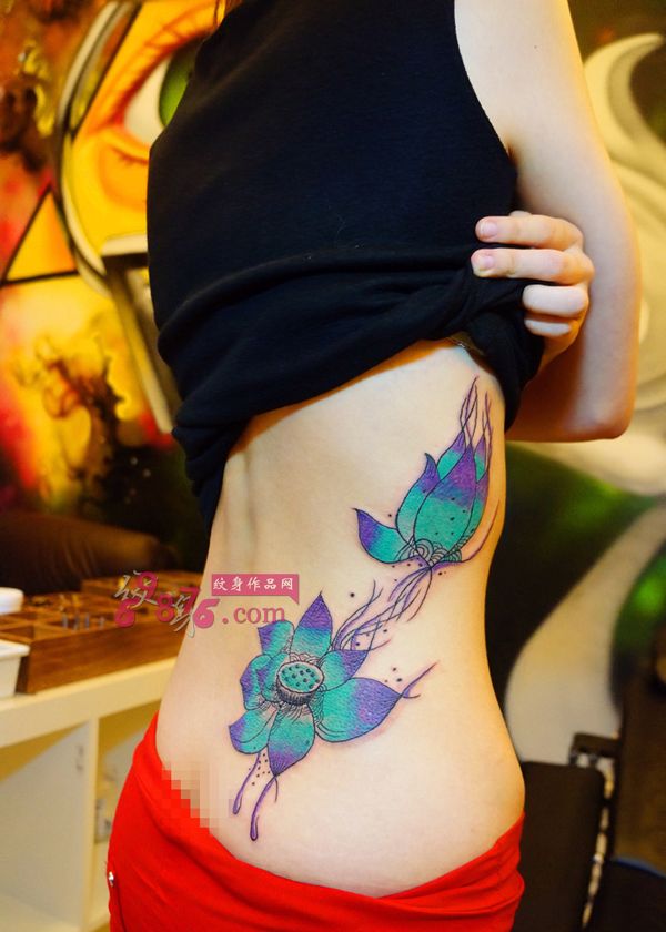 美女小蛮腰荷花时尚纹身图片