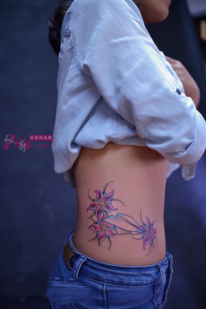 纤腰纸飞机与花时尚纹身图片