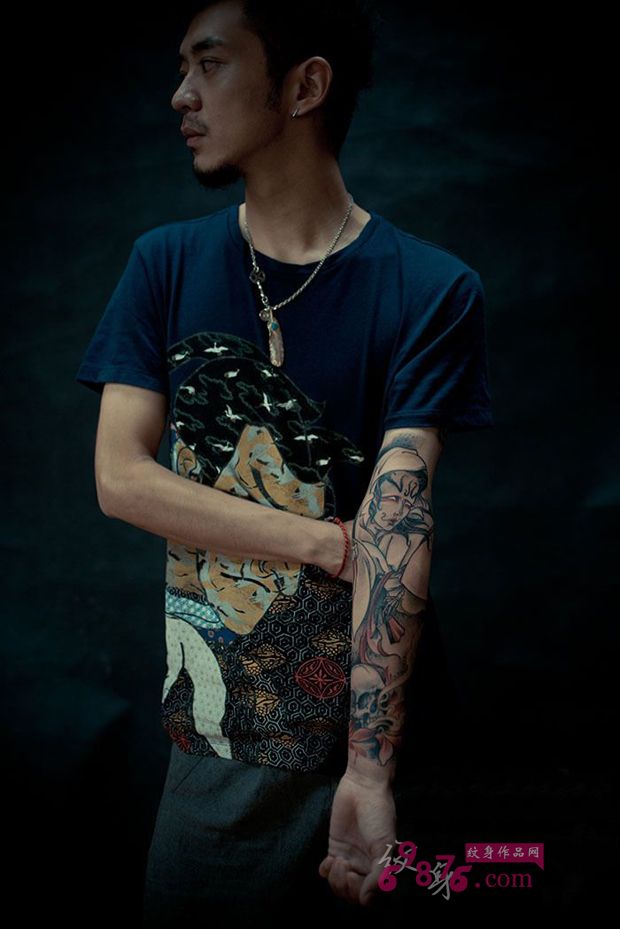 帅哥个性白骨精花臂纹身图片