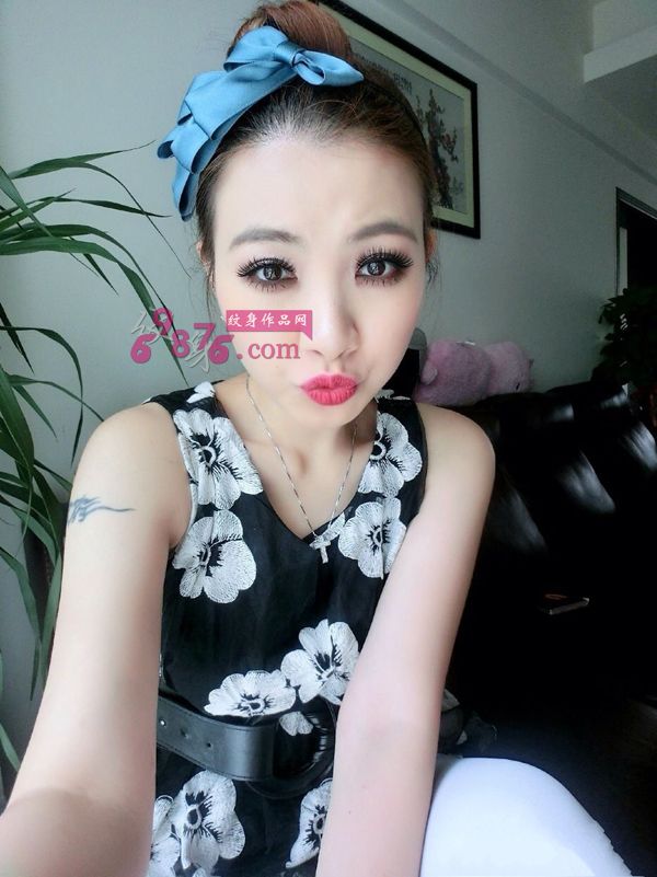 时尚美女小图腾手臂纹身图片