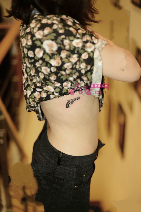 美女腰部小左轮手枪纹身图片