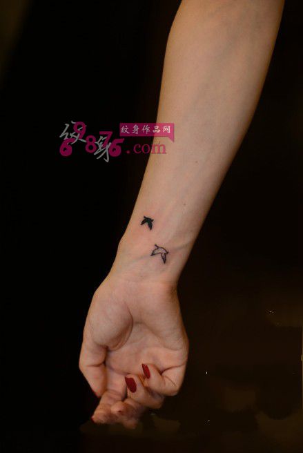 小清新手腕鸟纹身图片