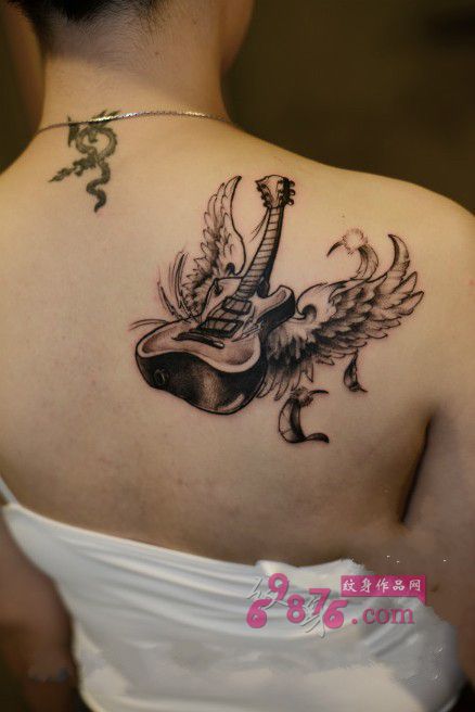 吉他翅膀肩部纹身图片