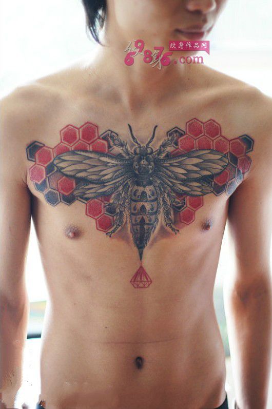 男人胸部霸气蜜蜂纹身图片