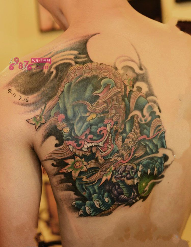 霸气唐狮子肩部纹身图片