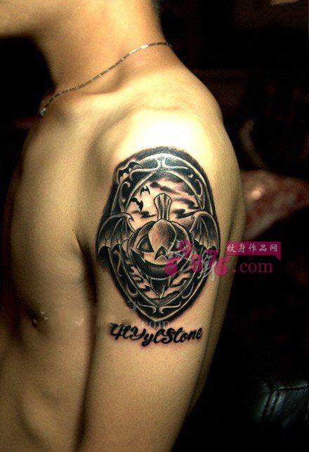 万圣节南瓜翅膀手臂纹身图片