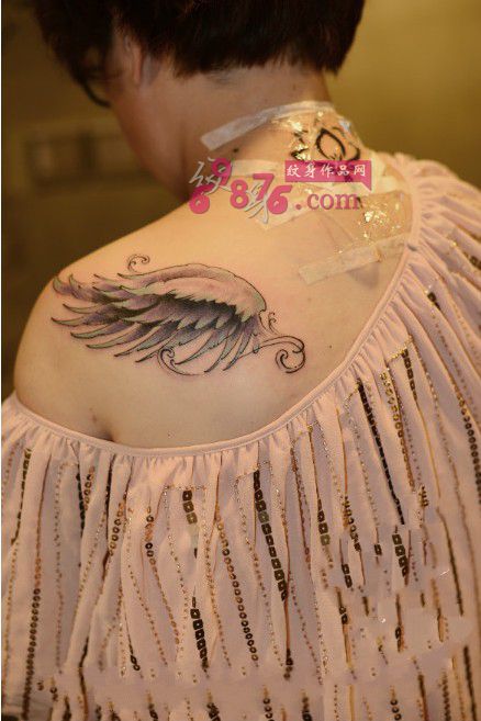 香肩小清新翅膀纹身图片