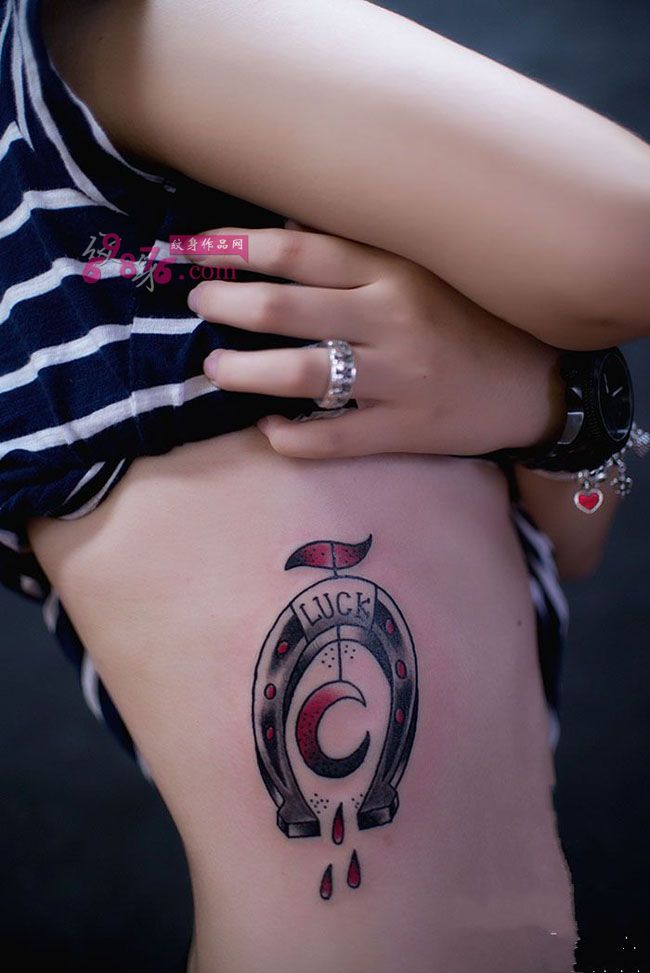 艺术磁铁月亮腰部纹身图片