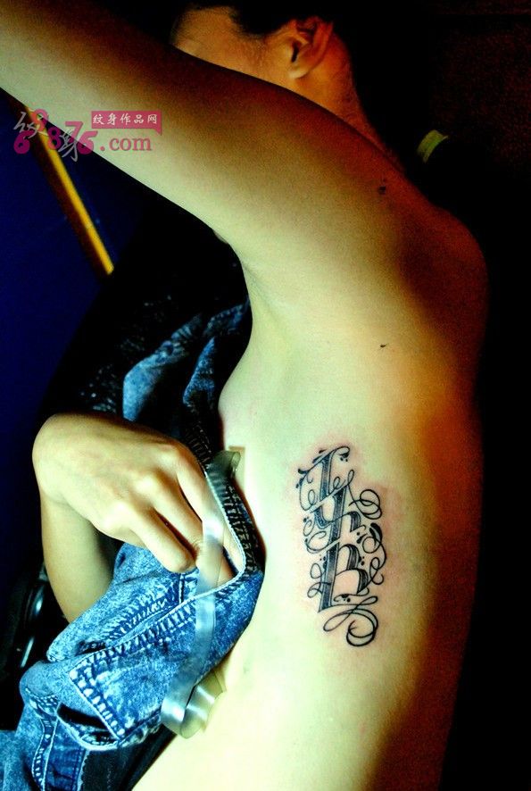 美女胸侧花体英文纹身图片