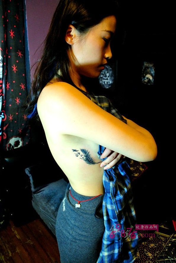 美女性感胸侧羽毛纹身图片