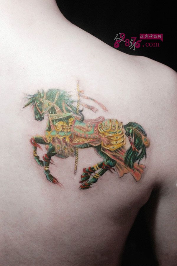 个性汗血宝马肩部纹身图片