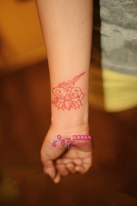小清新红莲花手腕纹身图片