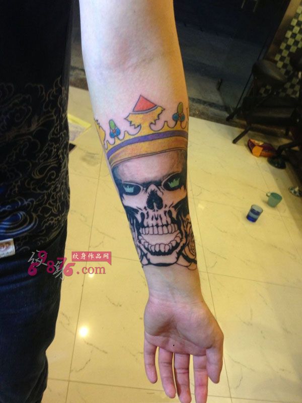 复古骷髅皇冠手臂纹身图片