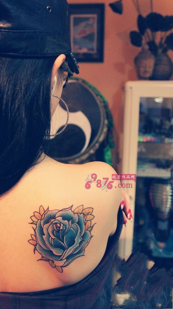 香肩紫玫瑰时尚纹身图片