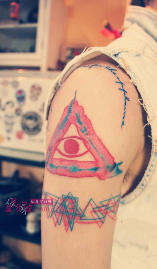 创意水墨风三角眼手臂纹身图片