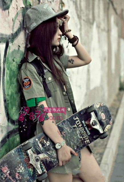 个性滑板美女时尚纹身图片